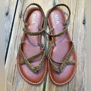 Strappy leather sandals in olive green